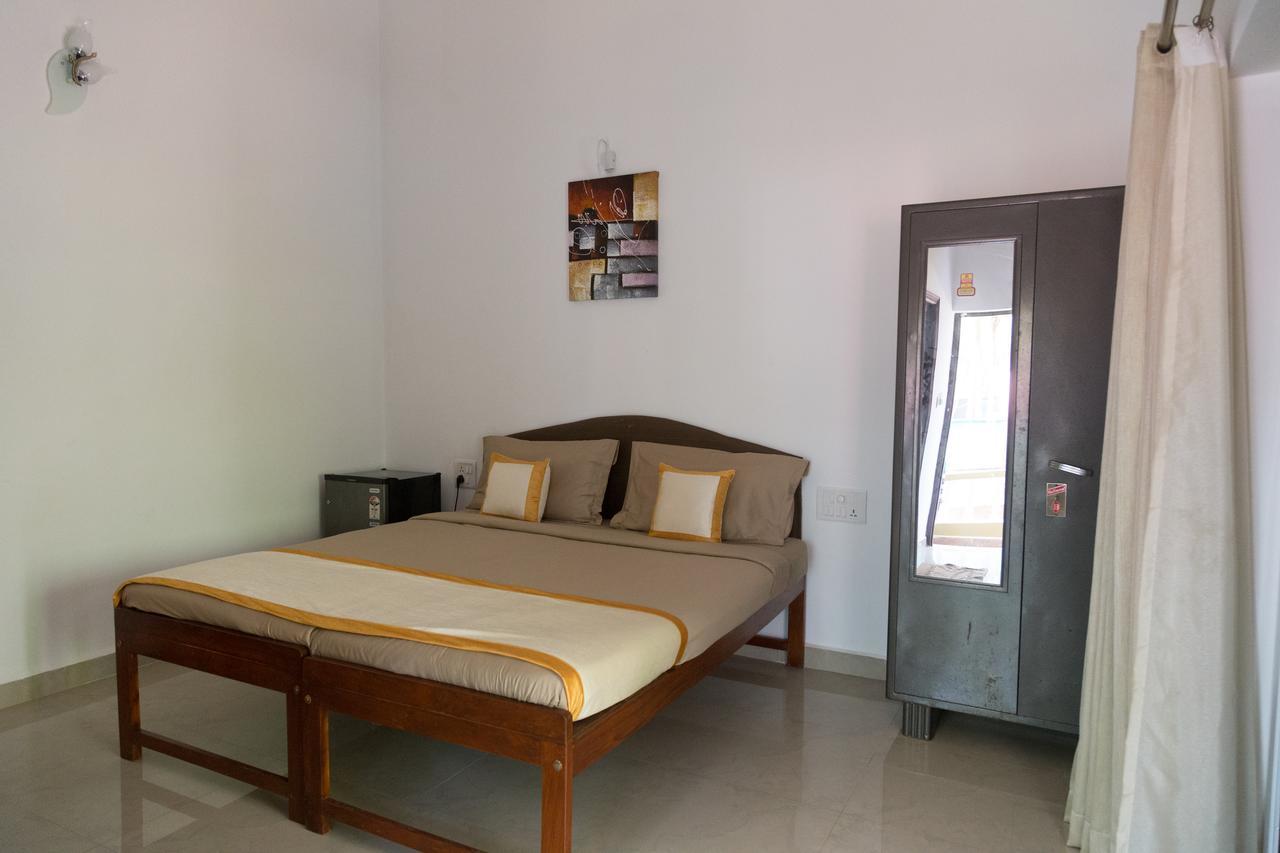 Hill Top Goa Lodge Vagator Exteriör bild